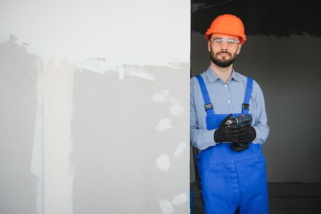 Arbeiter installieren eine Gipskartonwand