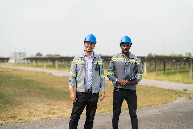 Arbeiter installieren Sonnenkollektoren für effiziente Energie in der Stadt