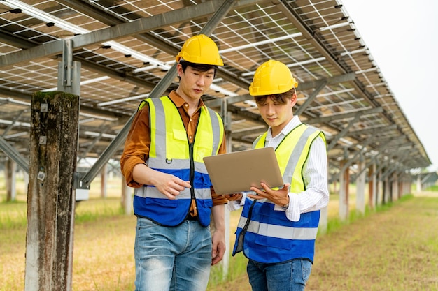 Arbeiter installieren Sonnenkollektoren für effiziente Energie in der Stadt