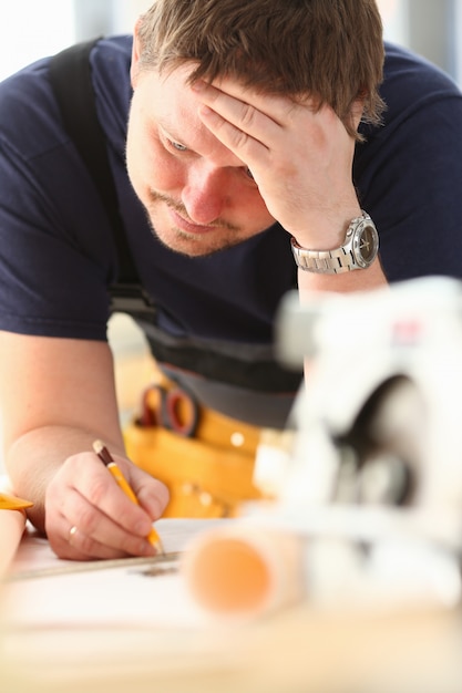 Arbeiter machen Strukturplan auf skaliertem Papier