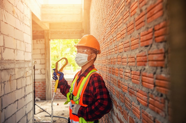 Arbeiter Mann mit Schutzhelm Bau Bauindustrie