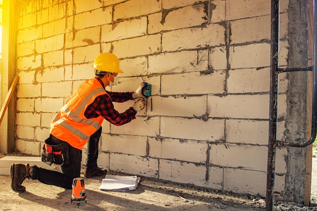 Arbeiter Mann mit Schutzhelm Bau Bauindustrie