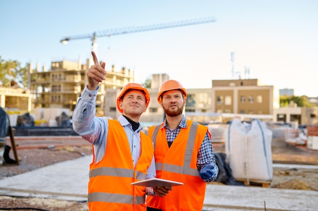 Arbeiter melden sich auf der Baustelle beim Auftragnehmer