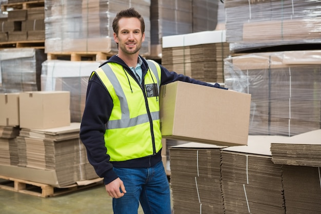 Arbeiter mit Box im Lager