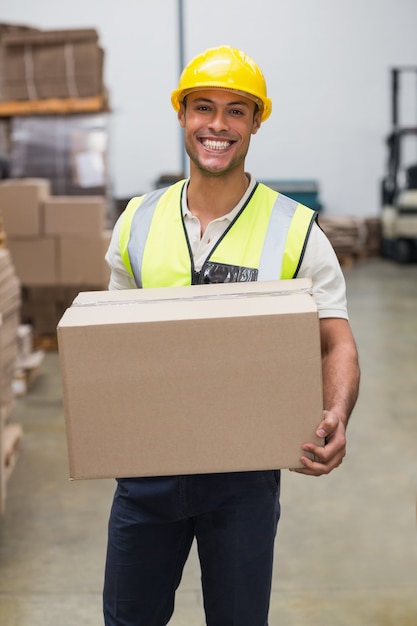 Arbeiter mit Box im Lager