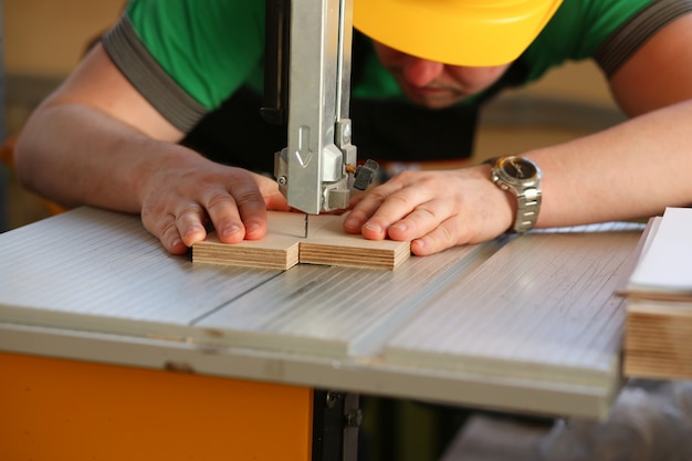 Arbeiter mit elektrischem Sägeporträt