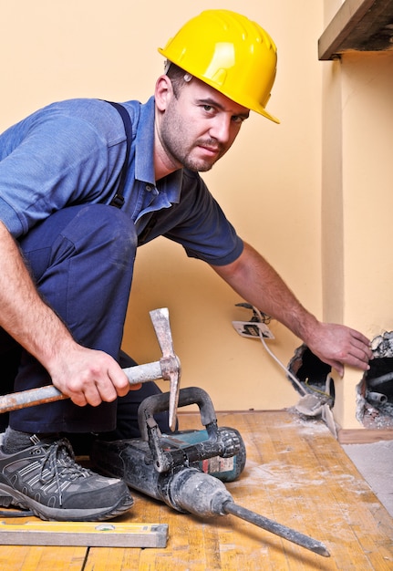 Arbeiter mit gelbem Sturzhelm