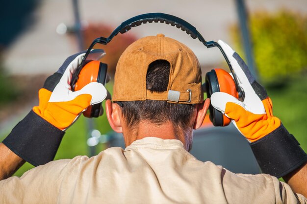 Foto arbeiter mit geräuschminderungs-ohrschutzschuhen