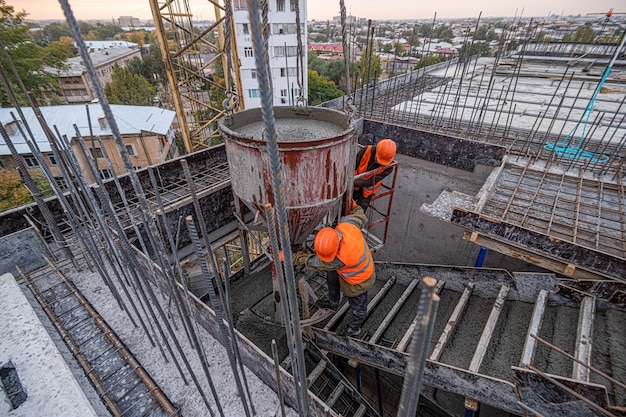 Arbeiter mit Maschinen und Werkzeugen auf dem Dach eines Gebäudes