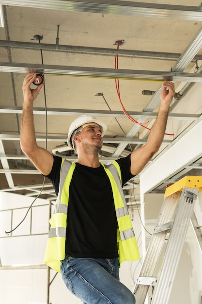 Arbeiter mit Maßband auf einer Baustelle