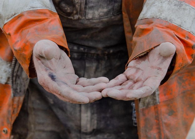 Arbeiter mit müden, rissigen, schmutzigen händen arbeiter mit leeren händen