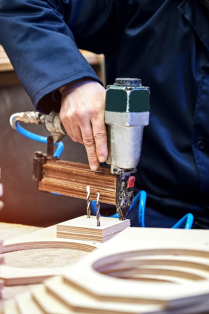 Arbeiter mit Nagelpistole in einer Werkstatt