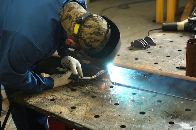 Foto arbeiter mit schweißgeräten für die metallbearbeitung im geschäft