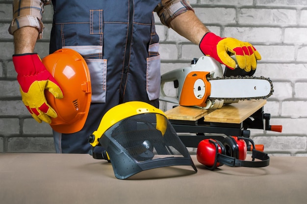 Arbeiter mit Sicherheitsausrüstung am Arbeitsplatz. Sicherheitsschutzausrüstung des Holzfällers.