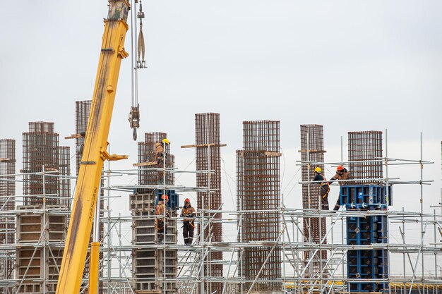 Arbeiter mit Spezialausrüstung auf einer Baustelle stellen Schalungen her