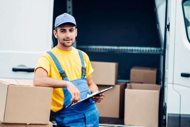 Arbeiter oder Kurier hält Karton in Händen