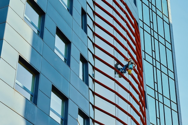 Arbeiter reinigen Fenster im Business Center im Wolkenkratzer