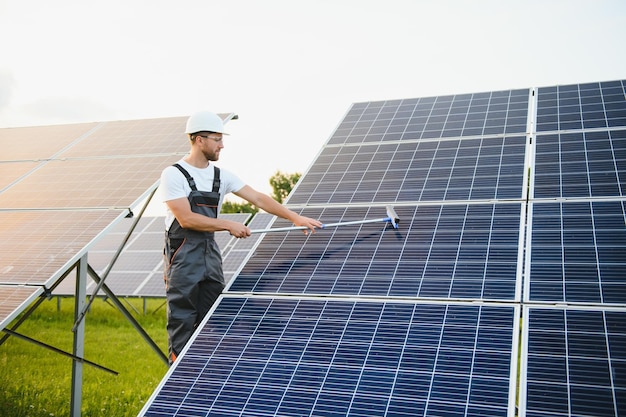 Arbeiter reinigen Solarmodule nach der Installation im Freien