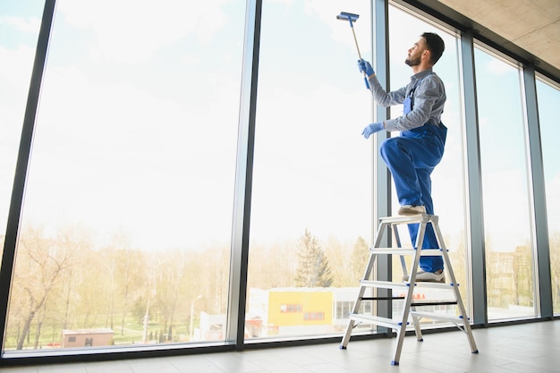 Arbeiter Reinigung Windows-Service auf Hochhaus