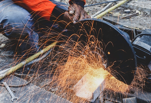 Arbeiter schneiden Metall mit Sägescheibe