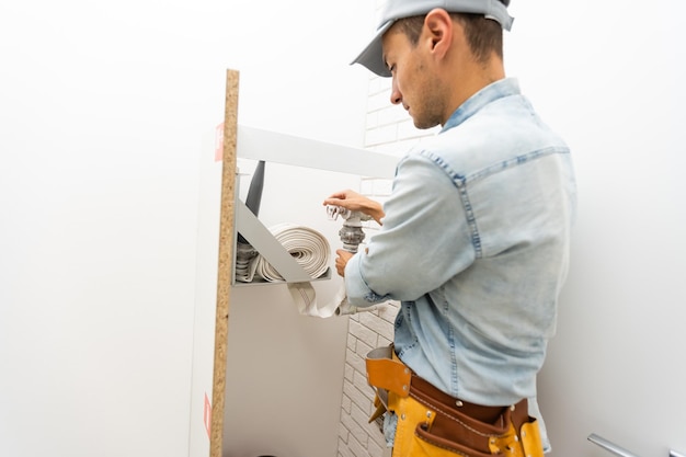 Arbeiter überprüft den Hydranten