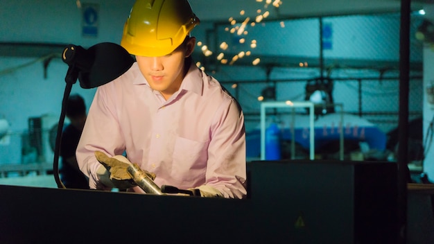 Foto arbeiter verwenden biegemaschine mit stahlrohr