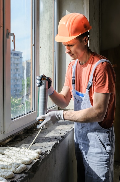 Foto arbeiter verwendet einen polyurethanschaum