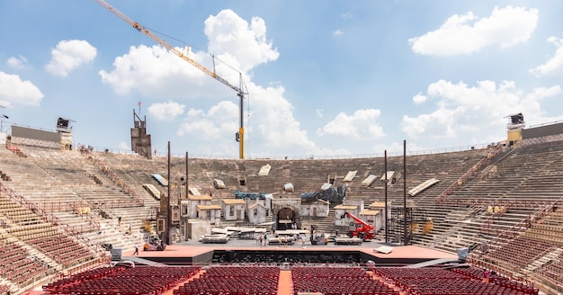 Arbeiter von Verona Italien bereiten die Bühne für die Thetre-Aufführung in der berühmten Arena vor