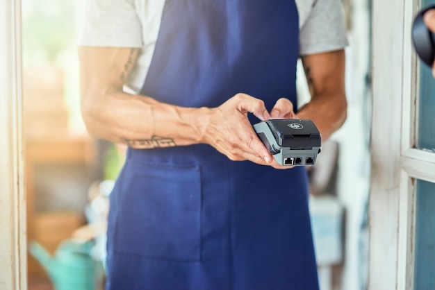 Arbeiter wählen am Bankterminal