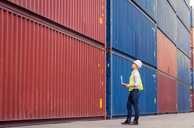 Foto arbeiteringenieur, der zur überprüfung der containerbox vom frachtschiff für den export und import geht