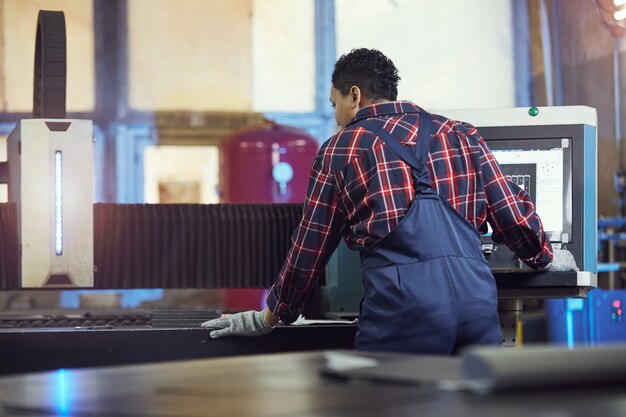 Arbeiterinnen-Betriebsmaschinen in der Werksrückansicht