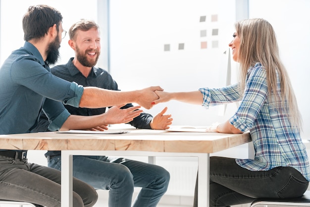 Arbeitgeber, der einem neuen Mitarbeiter während des Interviews die Hand schüttelt