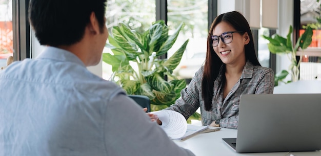 Arbeitgeber oder Personalvermittler lesen einen Lebenslauf während eines Gesprächs über sein Profil eines Arbeitgeberkandidaten, der ein Einstellungs- und Rekrutierungskonzept für Personalmanager für Vorstellungsgespräche durchführt