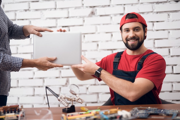 Arbeitnehmer des Computer Service erhält einen Laptop.