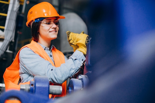 Arbeitnehmerin mit Schraubenschlüssel in einer Fabrik