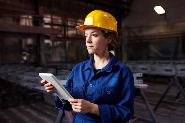 Arbeitnehmerin mit Tablette in der Werkstatt