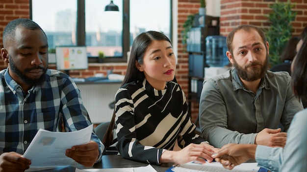 Arbeitnehmerin wird vom HR-Team aus dem Firmenjob entlassen und verlässt das Büro wütend. Unglückliche arbeitslose Frau, die von der Büroarbeit entlassen wird, sich unzufrieden fühlt und sich Sorgen über das Scheitern der Beschäftigung macht.