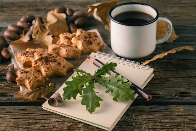 Arbeitsbereich für Herbstkünstler. Skizzenbuch und Bleistift.