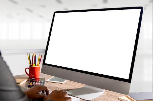 Arbeitsbereich Hintergrund neues Projekt auf Laptop-Computer mit leerem Bildschirm für Ihre Werbetextnachricht Laptop mit leerem Bildschirm auf Tabelle.