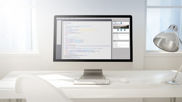 Arbeitsbereich mit Computerbildschirm mit Codes