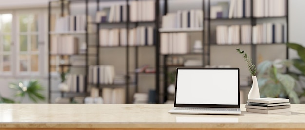 Arbeitsbereich mit Laptop-Mockup und Kopierraum über verschwommenem Hintergrund von Bücherregalen