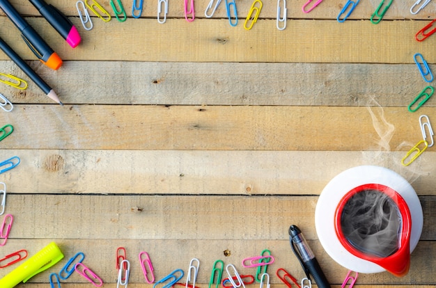 Foto arbeitsbereich-modell auf einem holztisch, tasse kaffee und zubehör