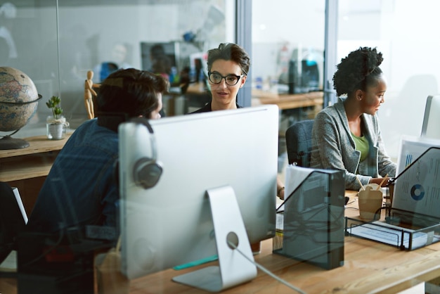 Arbeitsbesprechung Einstellung von zwei Geschäftsleuten, die sich mit einem dritten Kollegen im Büro unterhalten