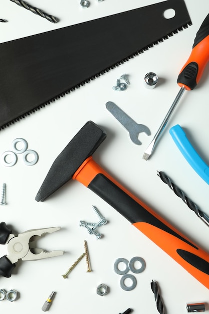Arbeitsgeräte auf weißem Hintergrund, Ansicht von oben