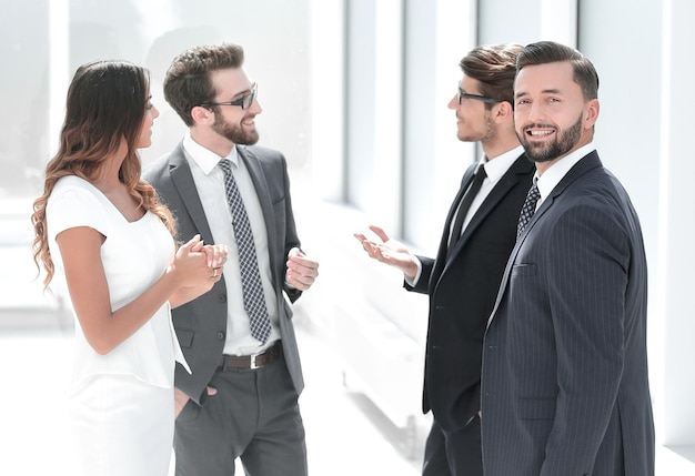 Arbeitsgruppe, die im Bürofoto mit Kopienraum spricht