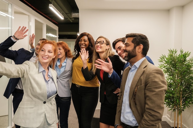 Arbeitsgruppe macht ein Selfie in den Büroräumen nach dem Erfolg des Treffens Konzepte Geschäftliche Teamarbeit Coworking