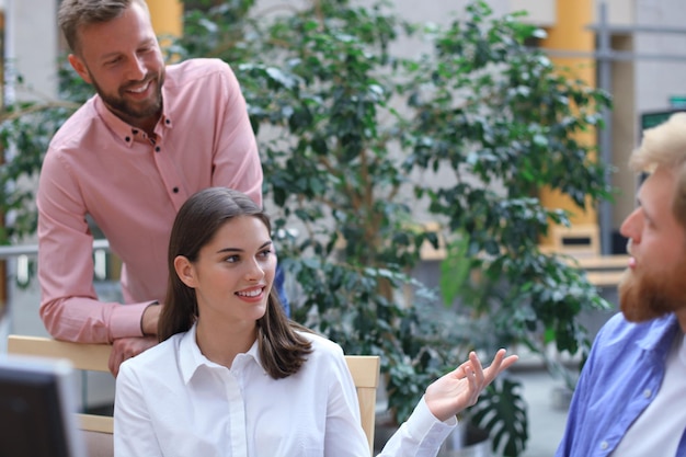 Arbeitskollegen des Unternehmensteams, die in einem modernen Büro arbeiten.