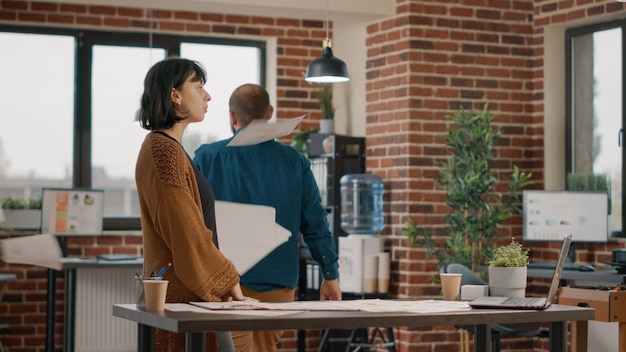 Arbeitskollegen, die sich über die Projektplanung streiten und versuchen, an der Geschäftsstrategie zu arbeiten. Aggressiver Mann wirft Papiere in die Luft und kämpft mit Frau. Kollegen in Konflikt mit Streit