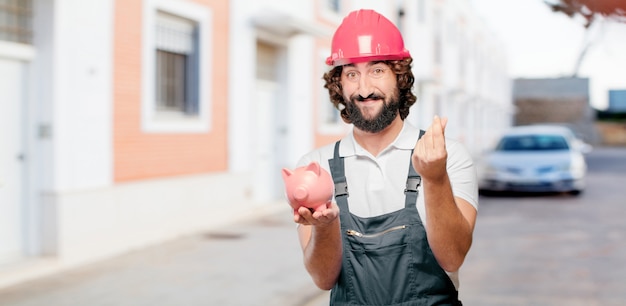 Arbeitskraft des jungen Mannes mit einem Sparschwein