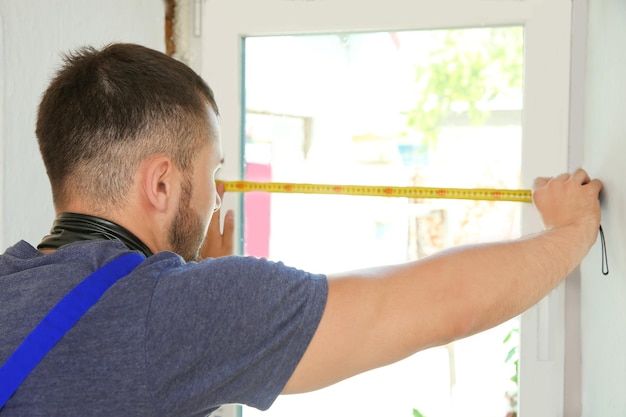 Arbeitskraft, die Fenster in der Wohnung repariert